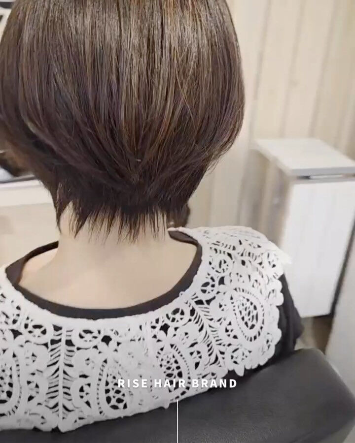 年齢が出やすい首元も、くびれショート×白髪ぼかしで自然に若見